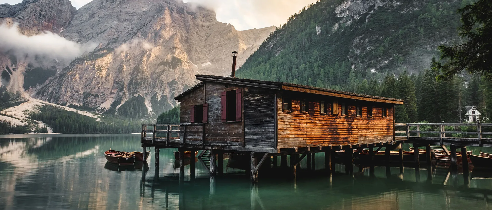 luca-bravo-hFzIoD0F_i8-unsplash Lago di Braies, Italy