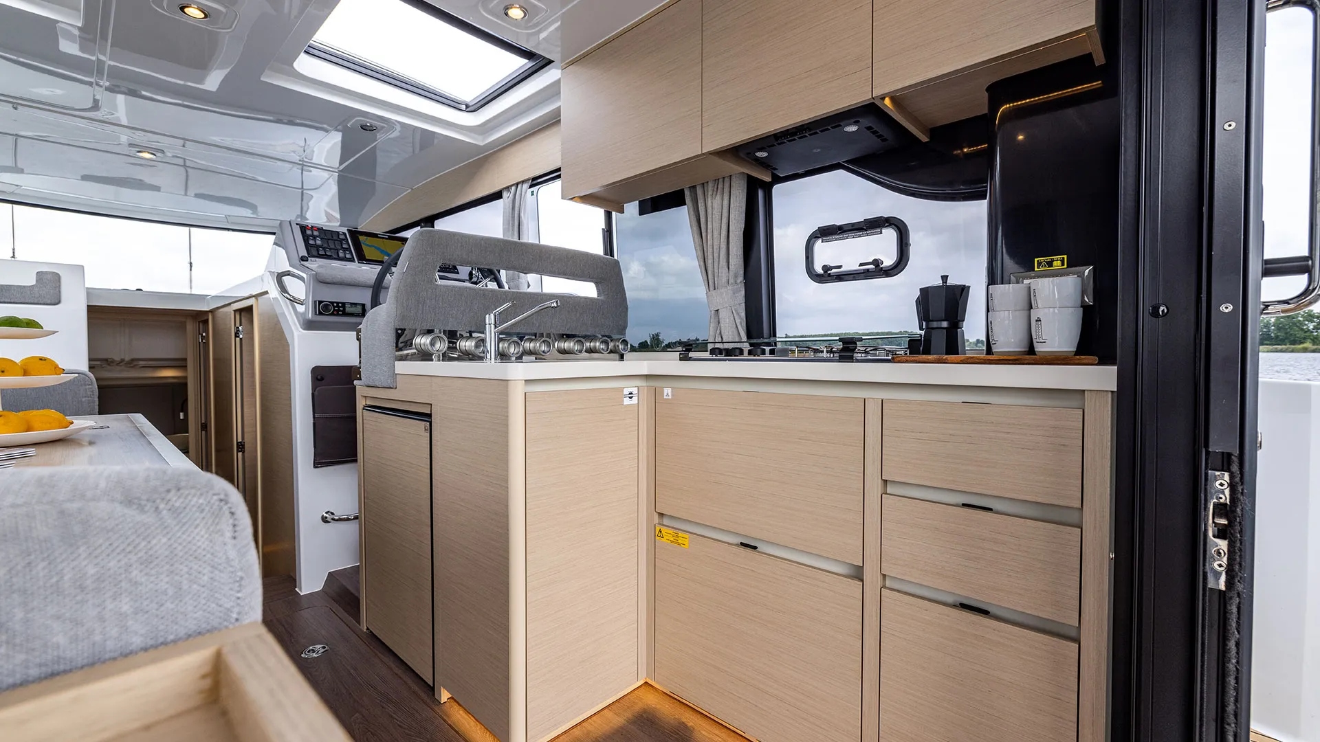 DELPHIA_11_SEDAN_IMAGE_INTERIOR_NETHERLANDS_6