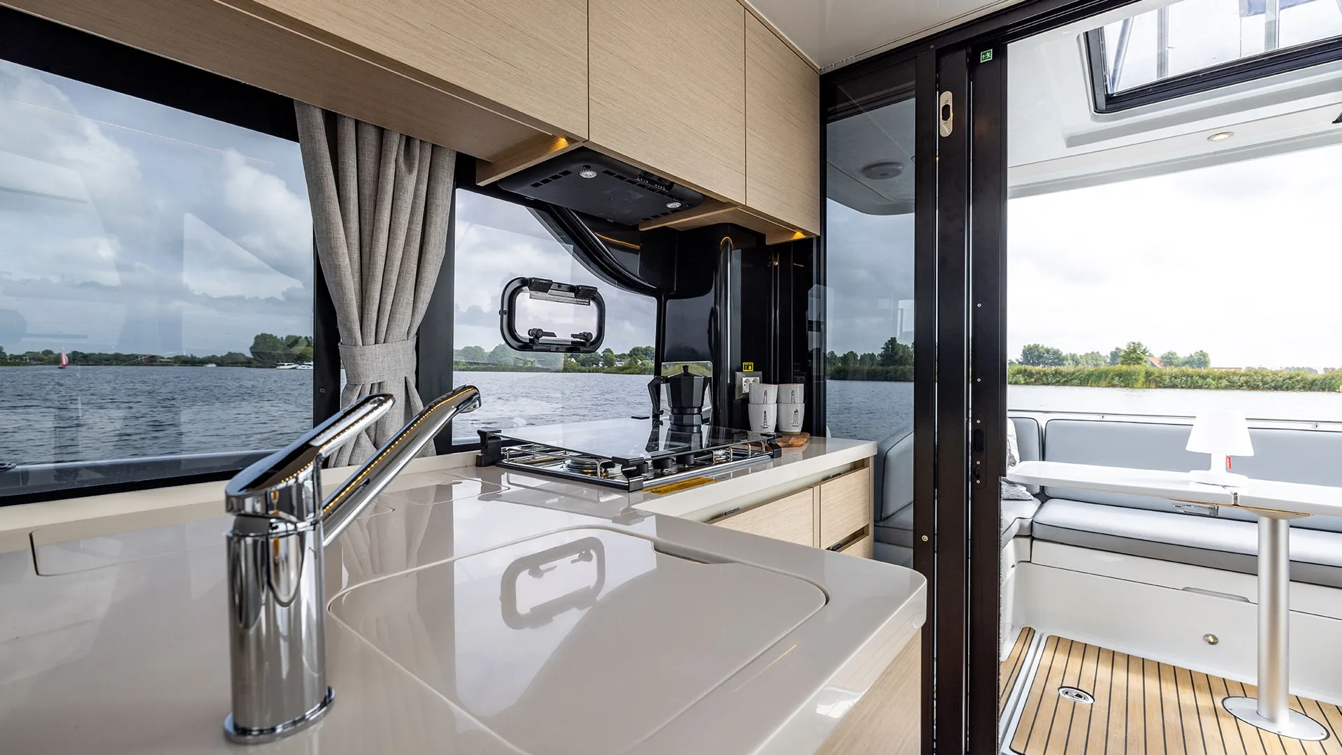 DELPHIA_11_SEDAN_IMAGE_INTERIOR_NETHERLANDS_8