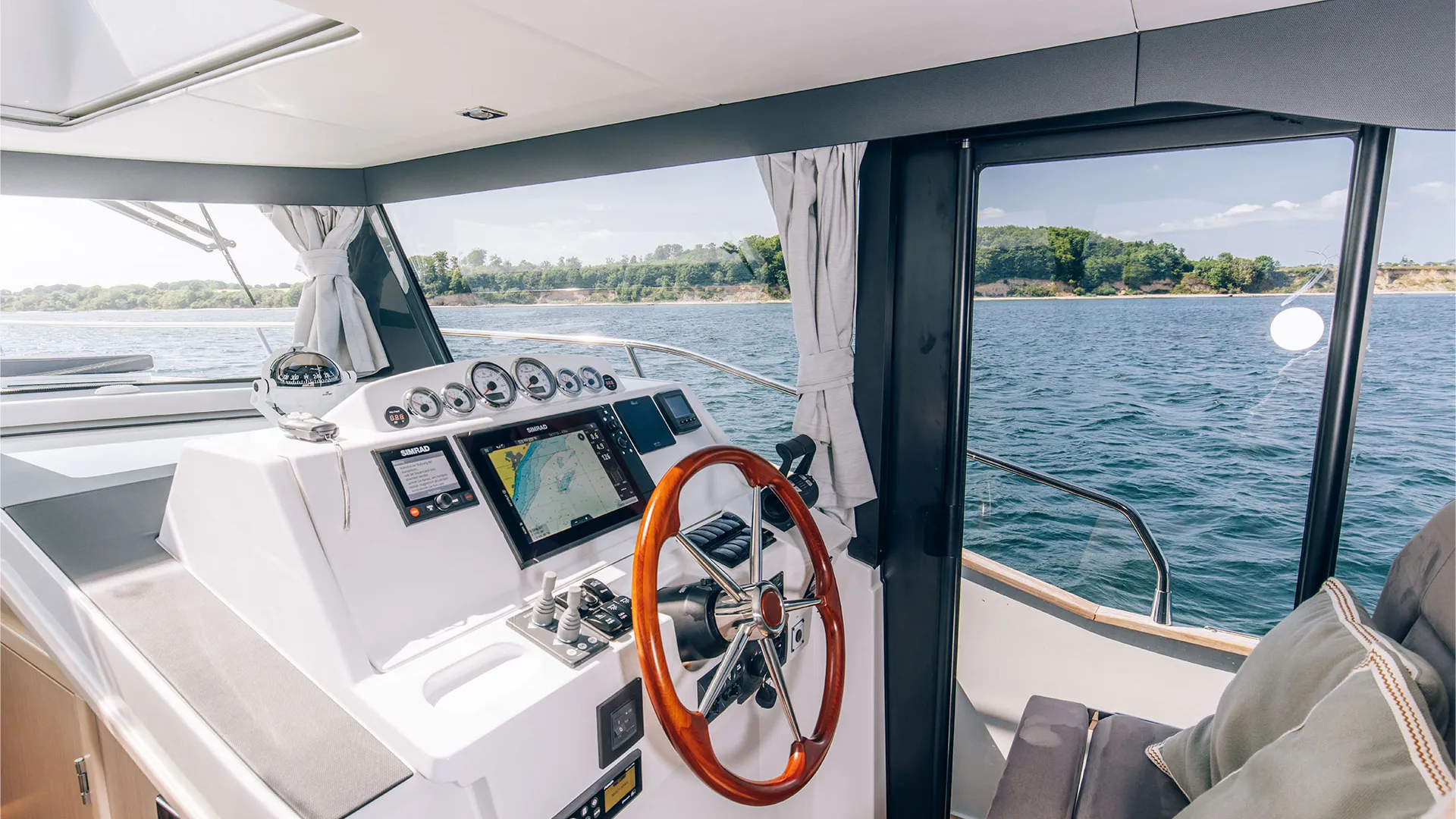 DELPHIA_12_FLYLOUNGE_IMAGE_BALTICSEA_INTERIOR_18