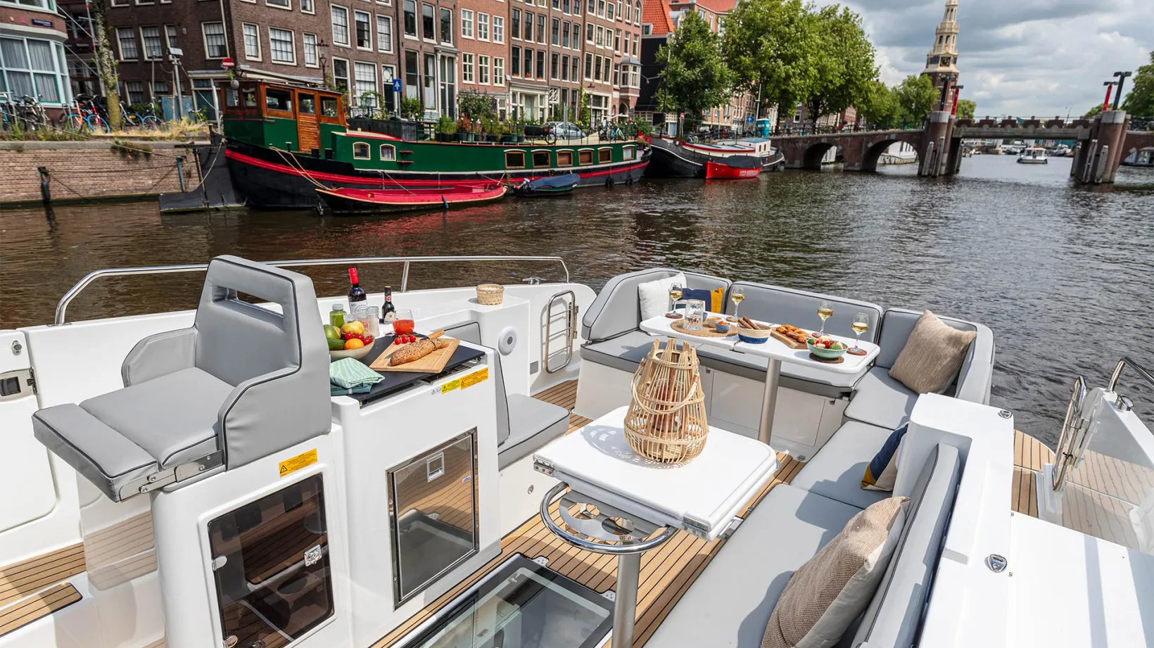DELPHIA_10_LOUNGE_IMAGE_EXTERIOR_AMSTERDAM_4