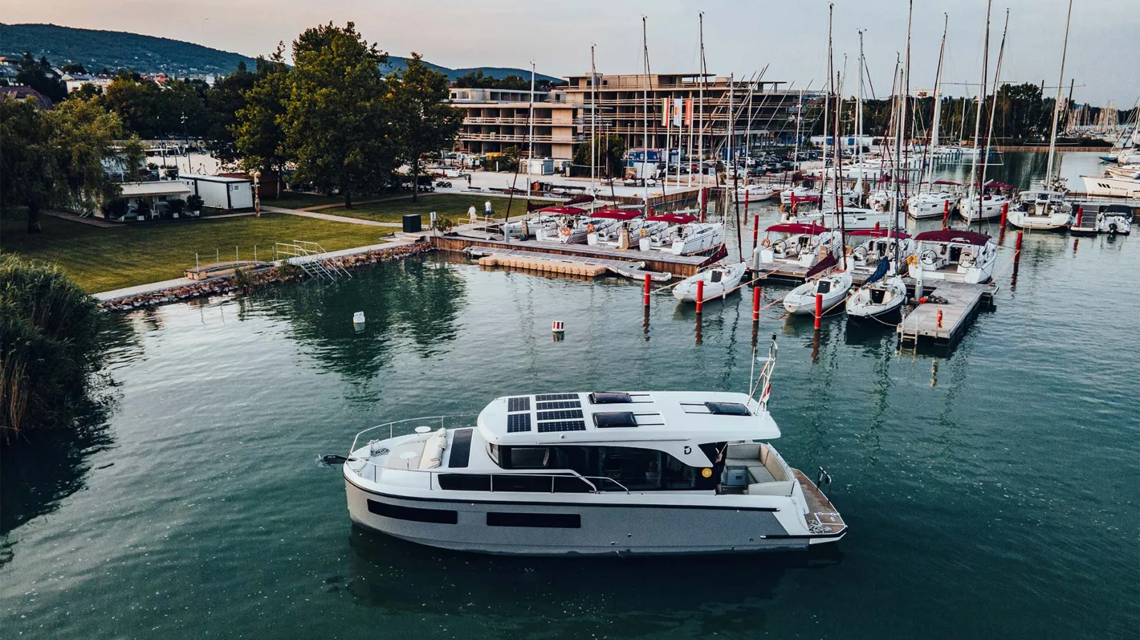 DELPHIA_11_SEDAN_IMAGE_EXTERIOR_BALATON_27