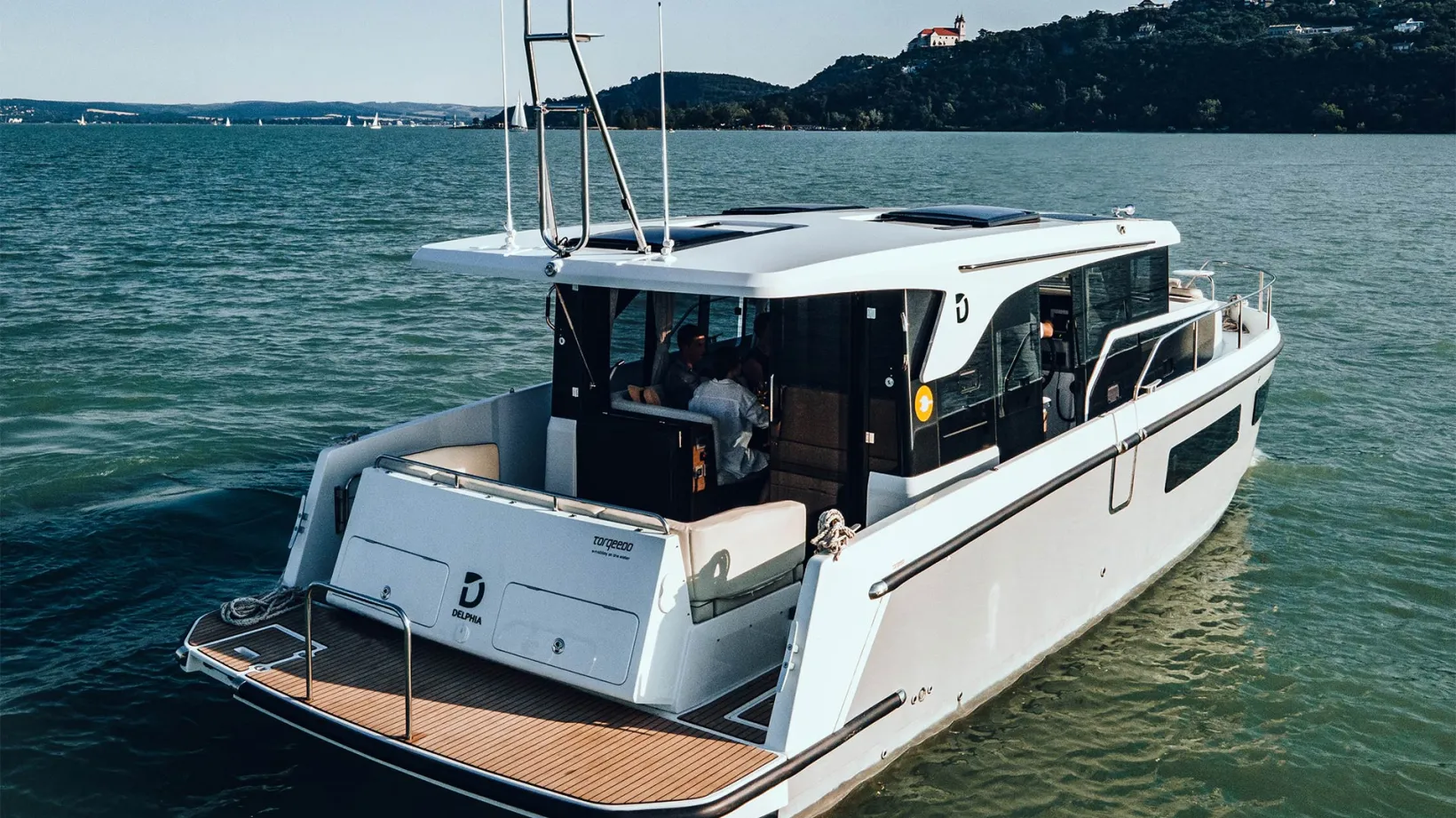 DELPHIA_11_SEDAN_IMAGE_EXTERIOR_BALATON_32