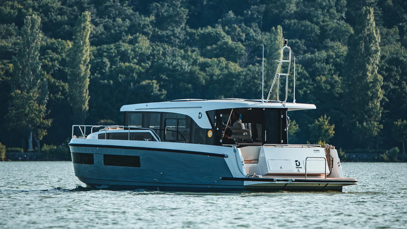 DELPHIA_11_SEDAN_IMAGE_EXTERIOR_BALATON_40