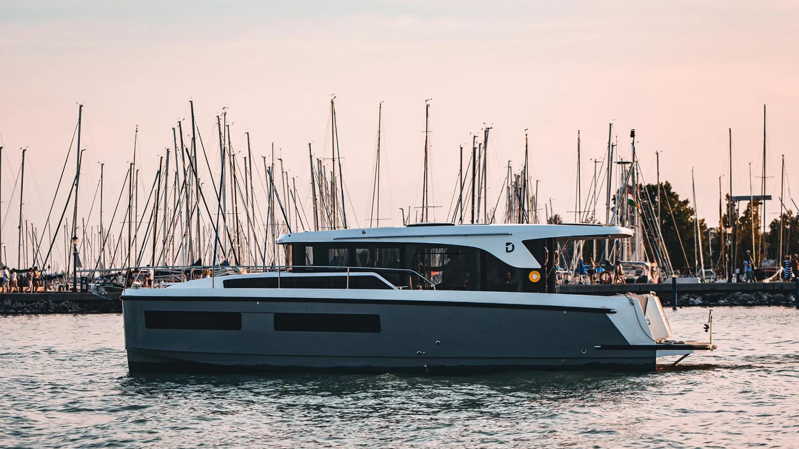 DELPHIA_11_SEDAN_IMAGE_EXTERIOR_BALATON_41