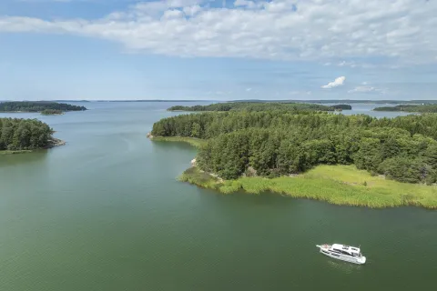 DELPHIA_11_SEDAN_IMAGE_EXTERIOR_FINLAND
