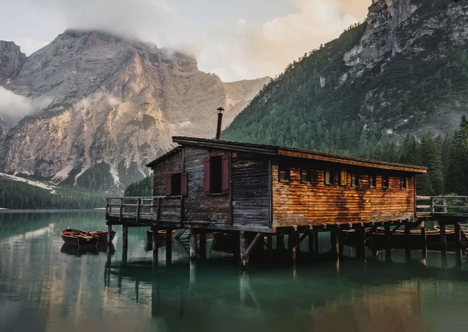 luca-bravo-hFzIoD0F_i8-unsplash Lago di Braies, Italy