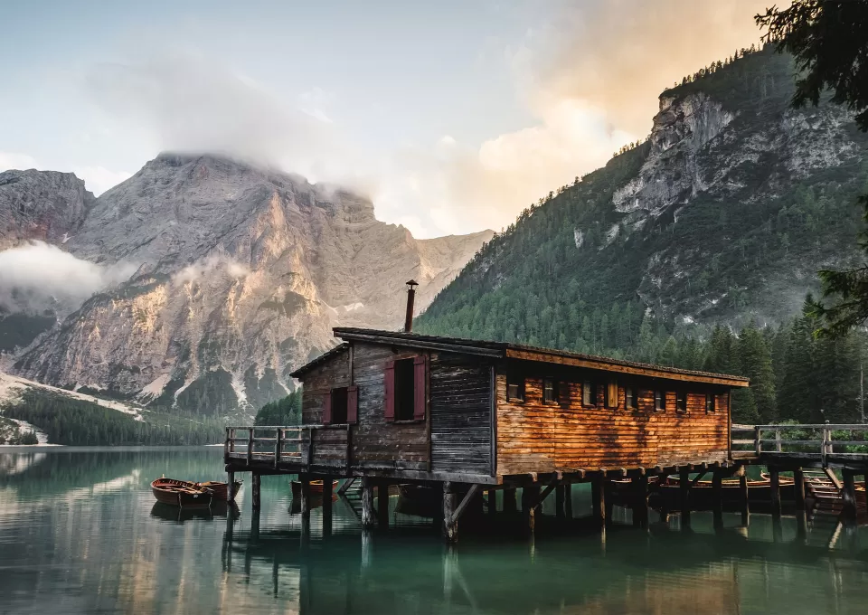 luca-bravo-hFzIoD0F_i8-unsplash Lago di Braies, Italy