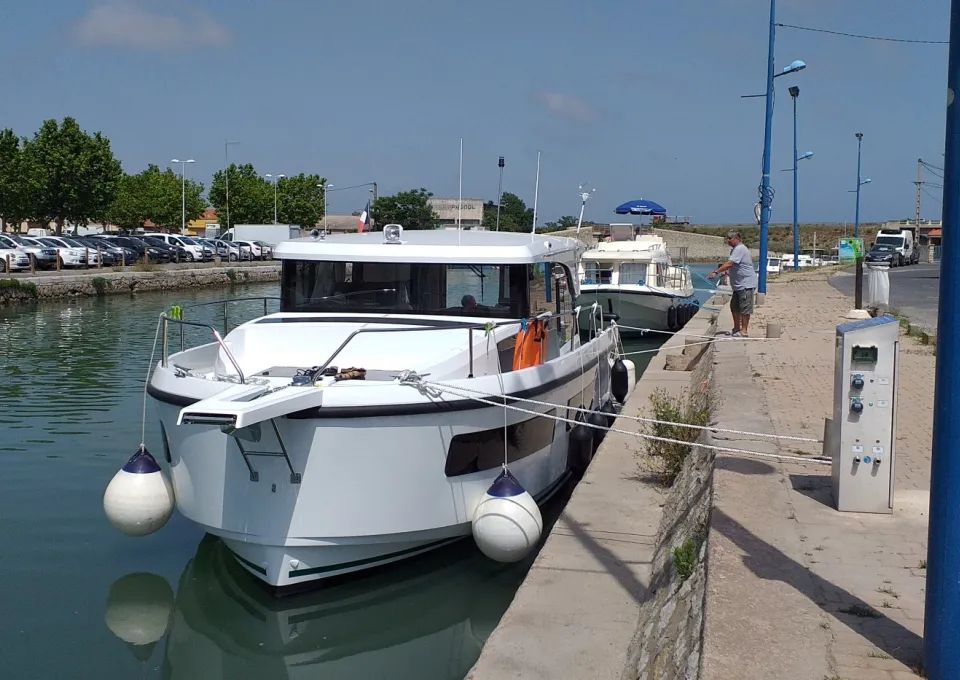picture of an Boat Delphia 11 sedan