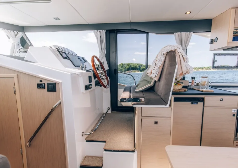 DELPHIA-12-FLY-INTERIOR-03