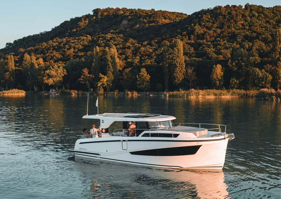 Delphia boat