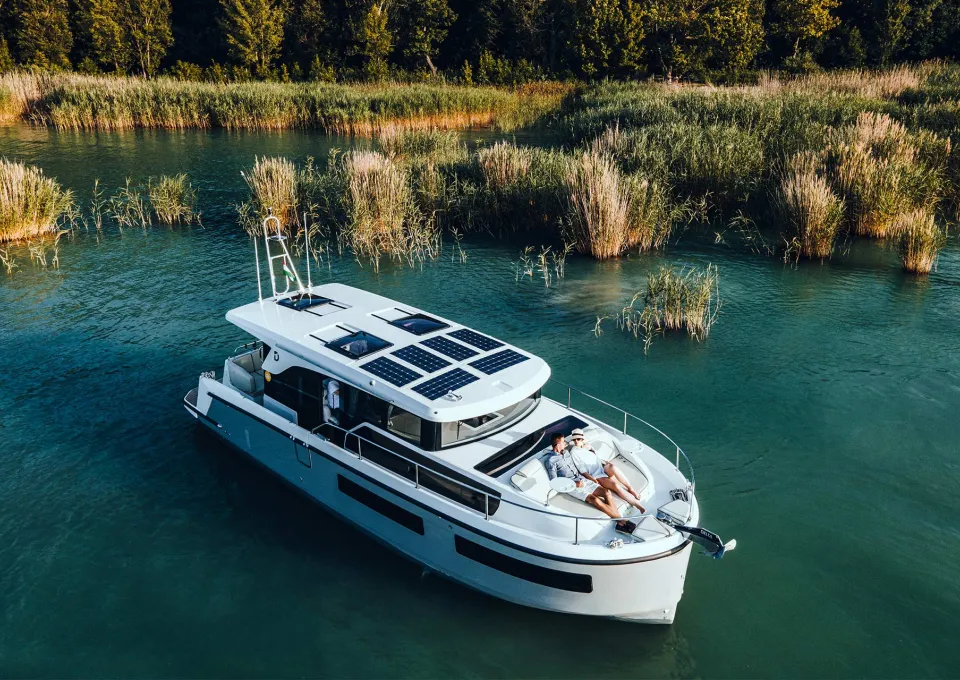 DELPHIA_11_SEDAN_IMAGE_EXTERIOR_BALATON