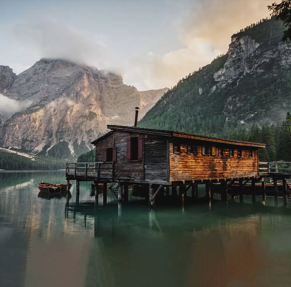 luca-bravo-hFzIoD0F_i8-unsplash Lago di Braies, Italy